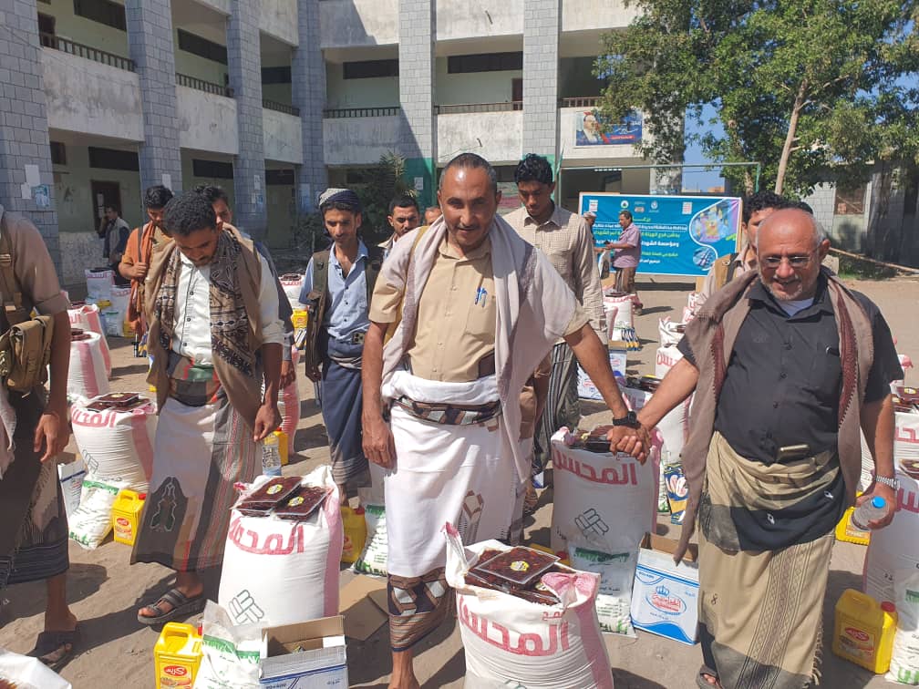 تدشين توزيع السلال الغذائية وكسوة العيد لأبناء الشهداء في الحديدة