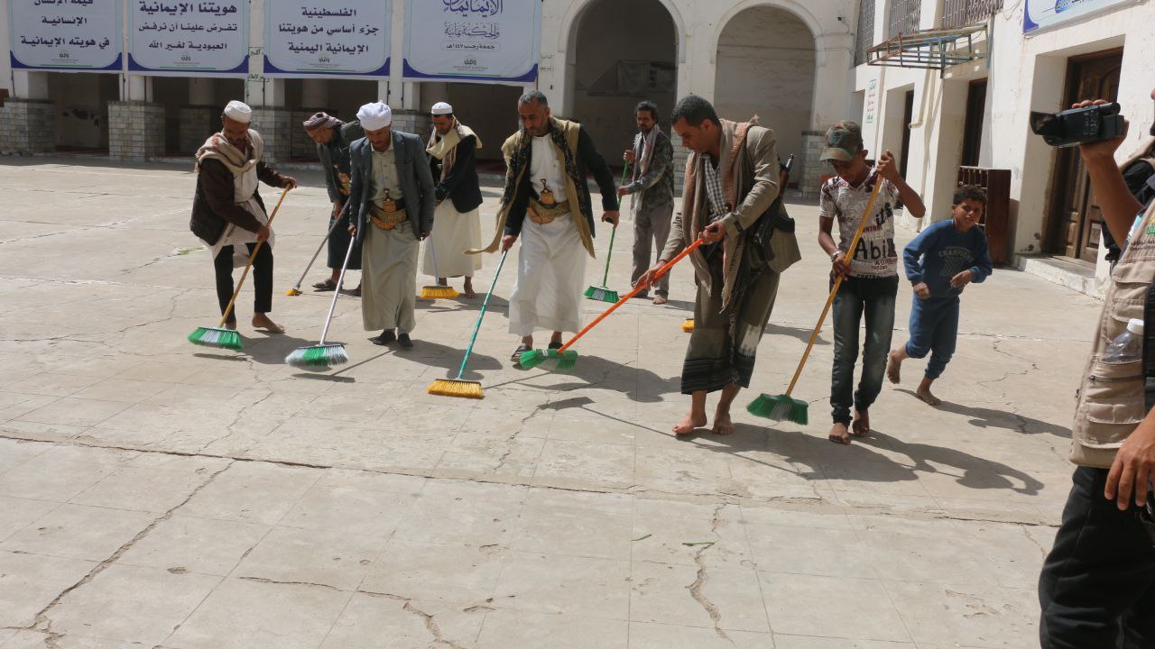 تدشين حملة “أن طهّرا بيتي” في جامع الصحابي الجليل معاذ الجند بتعز