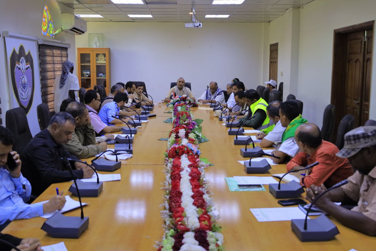 اجتماع برئاسة عطيفي لمناقشة سير الأداء الخدمي والتنموي وتنفيذ المشاريع في الحديدة