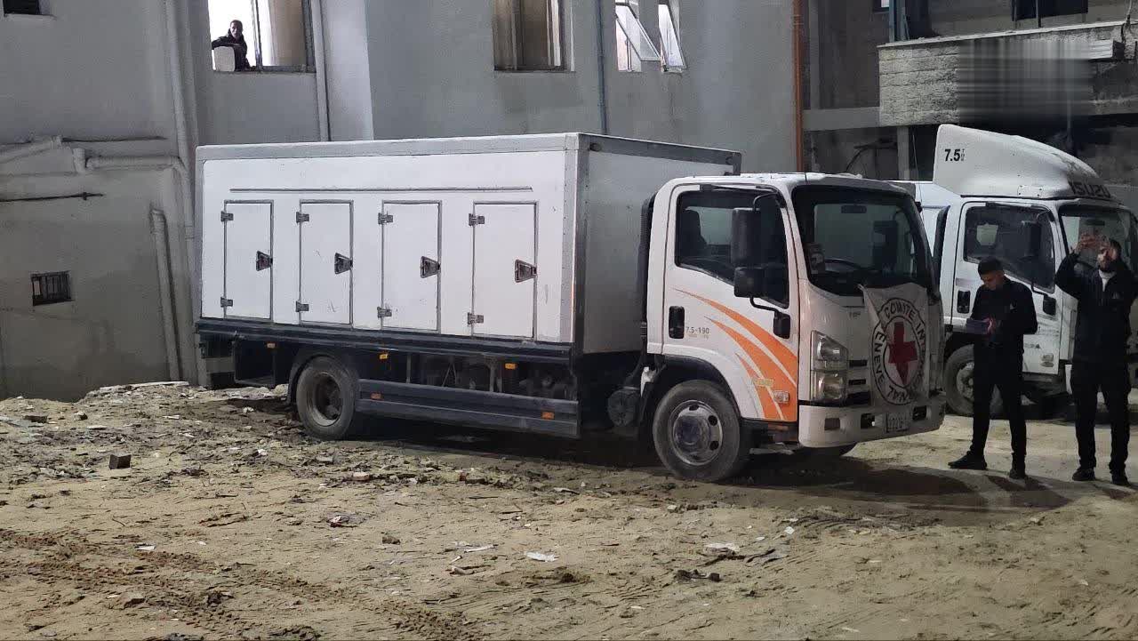 العدو الصهيوني يفرج عن جثامين 54 شهيداً و66 صندوقاً تضم أشلاء آخرين