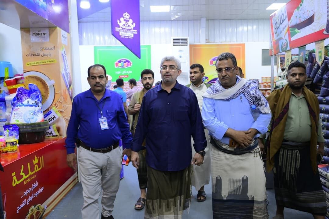 نائب مدير عام المؤسسة الاقتصادية يطلع على معرض الشهر الكريم بالحديدة