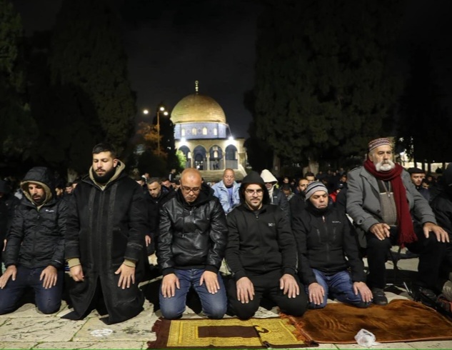 40 ألف مُصلٍ يؤدون صلاتي العشاء والتراويح في “الأقصى” والعدو الإسرائيلي يعتقل فلسطينياً من باحاته