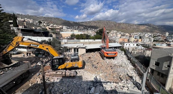 العدو الصهيوني يعتقل شابين في الاغوار وبيت لحم ويهدم منزلا في الخليل ويحاصر آخر في نابلس