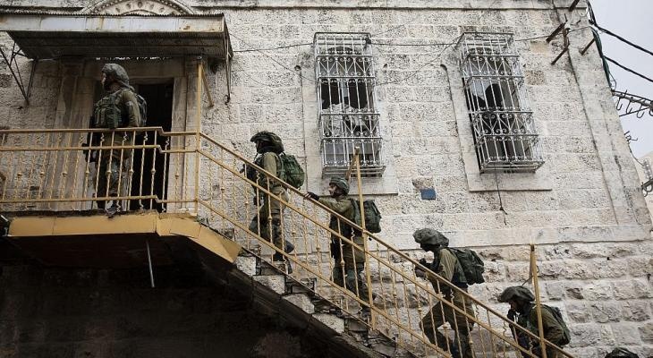 العدو الإسرائيلي يحول منزلا في اللبن الشرقية إلى ثكنة عسكرية