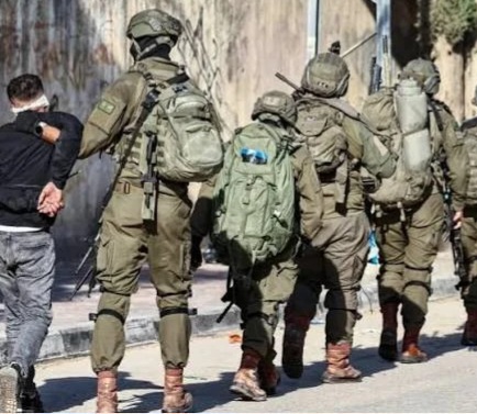 اعتقالات واقتحامات واعتداءات للمستوطنين في الخليل ونابلس والقدس