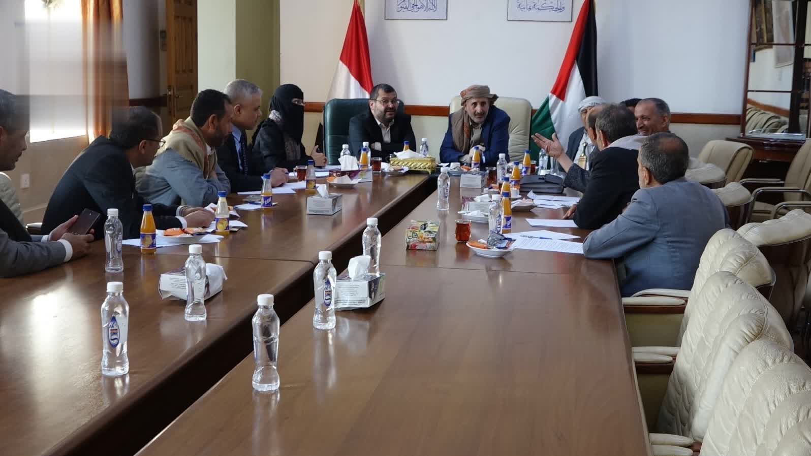 اجتماع لمناقشة آلية تعزيز التعاون بين وزارتي النفط والصحة