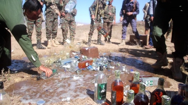 الأجهزة القضائية والأمنية في الضالع تتلف كمية كبيرة من الخمور