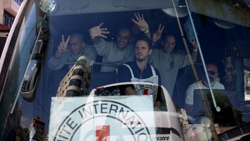 إعلام الأسرى الفلسطينيين: وصول 10 أسرى محررين إلى مستشفى شهداء الأقصى بغزة