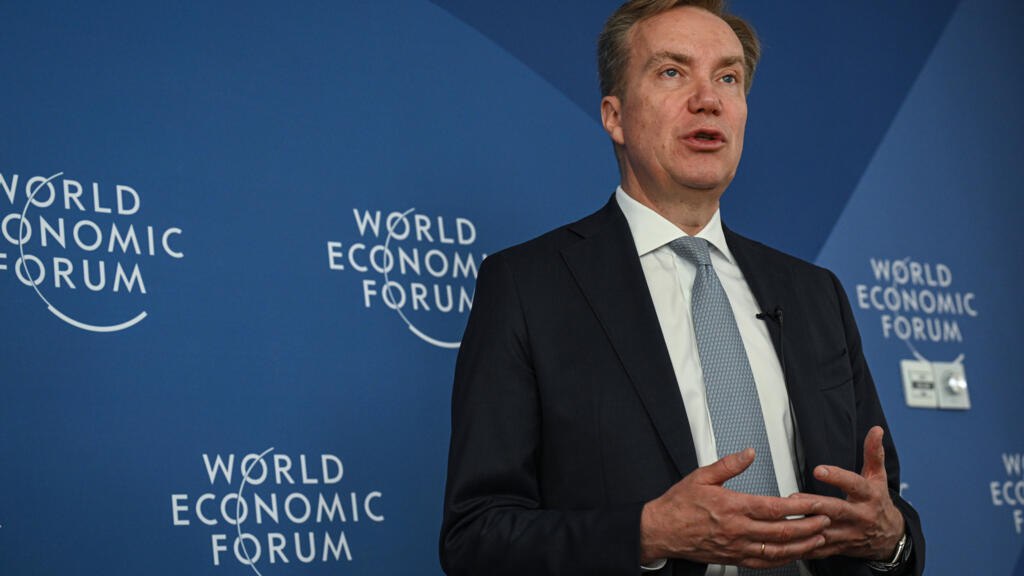 رئيس منتدى دافوس العالمي يستقيل من منصبه بعد كشف علاقته بالمجرم إبستين