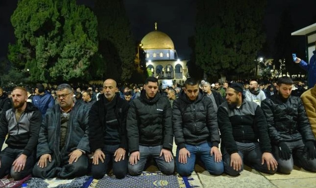 عشرات آلاف المصلين الفلسطينيين يؤدون العشاء والتراويح في المسجد الأقصى