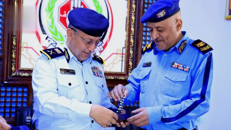 مدير شرطة المرور يتفقد سير الأداء بإدارة مرور الأمانة