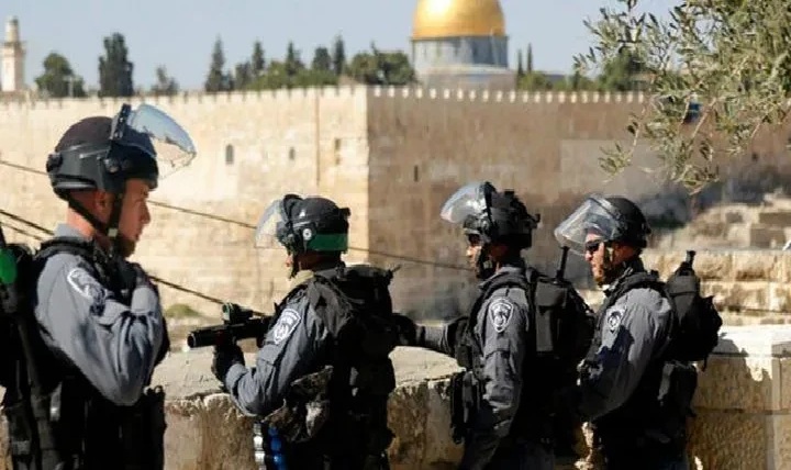 العدو الإسرائيلي يعتقل أحد حراس المسجد الأقصى