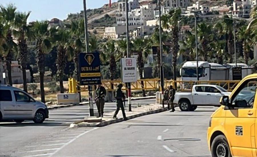 العدو الإسرائيلي يواصل إغلاق مدخل ترمسعيا شمال رام الله ويغلق حاجز عطارة العسكري
