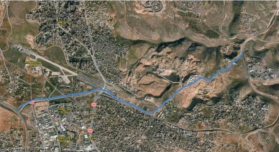 سلطات العدو الإسرائيلي تشرع بشق شارع استيطاني شمال القدس