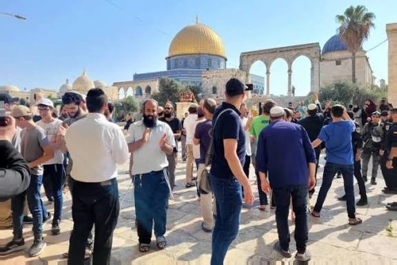 مستوطنون يقتحمون المسجد الأقصى ويؤدون طقوسا تلمودية أمام قبة الصخرة