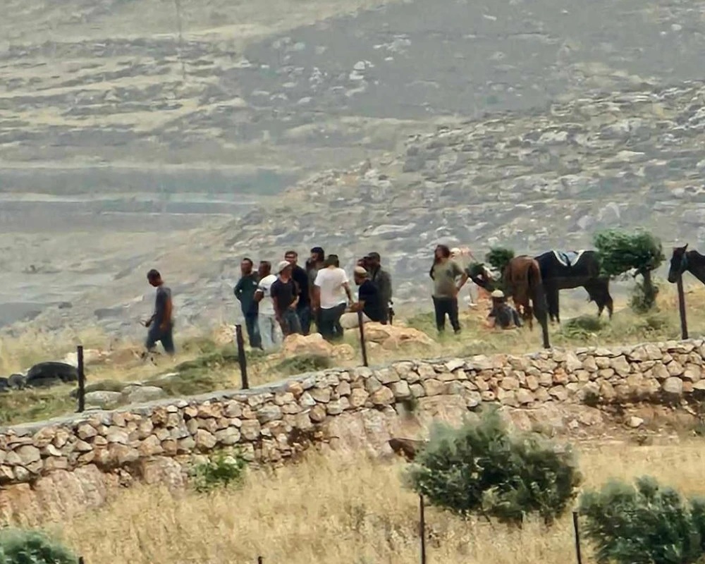 جماعات المستوطنين تواصل اعتداءاتها ضد الفلسطينيين وممتلكاتهم في مناطق متفرقة من الضفة