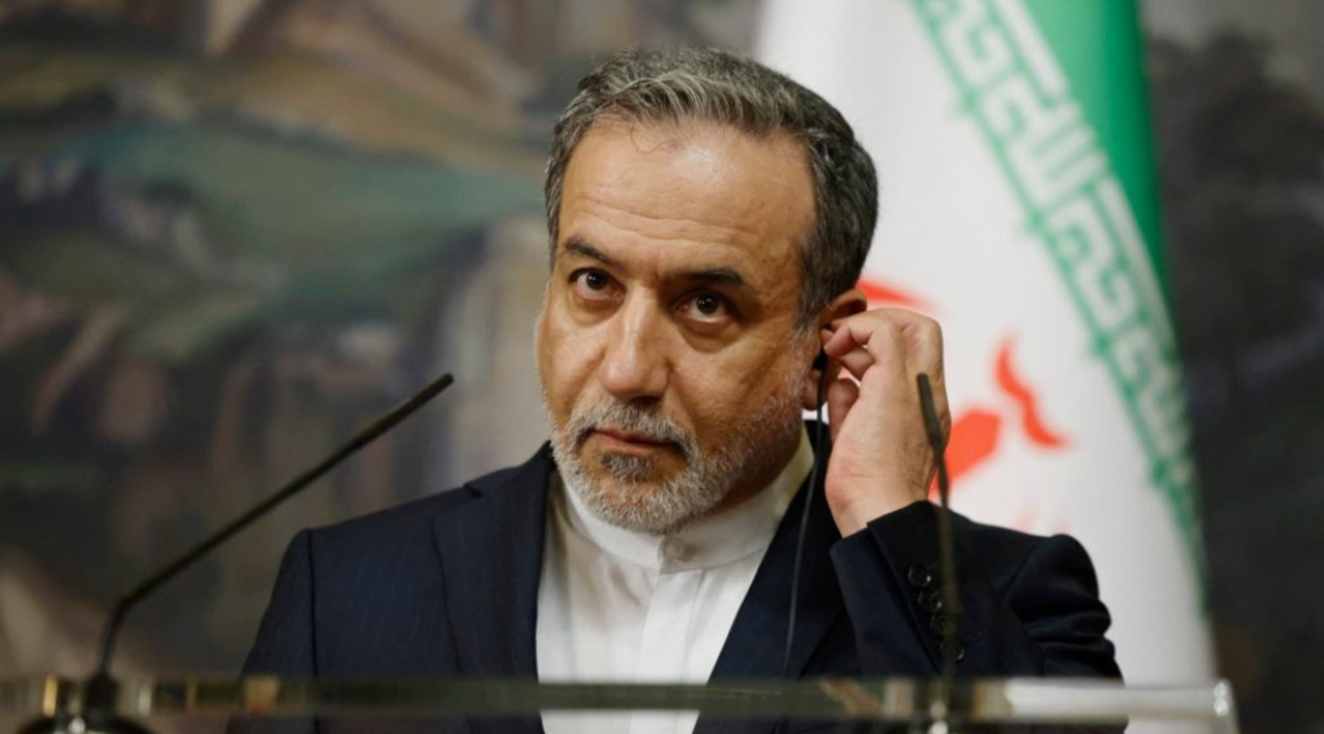 وزير الخارجية الإيراني: منحَ لندن القواعد العسكرية لواشنطن مشاركة في العدوان