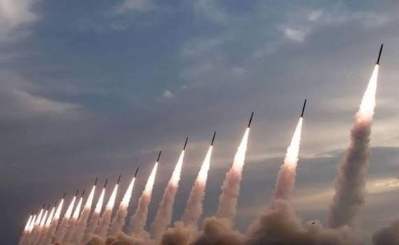 إيران تعلن إطلاق الموجة 67 من عملية “الوعد الصادق 4” إهداءً للشهيد نائيني وشقيقه