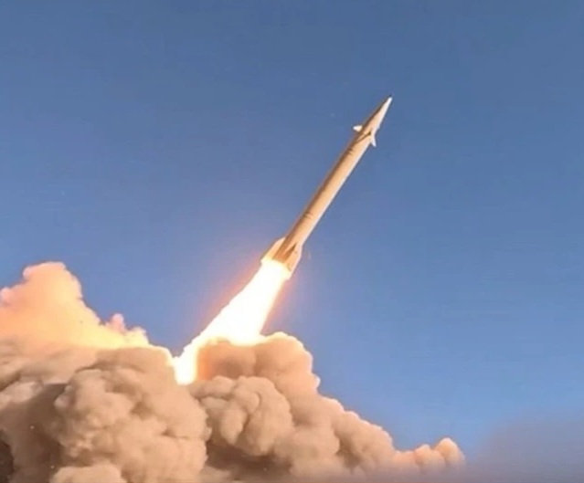 البحرية الإيرانية تستهدف حاملة الطائرات الأمريكية “أبراهام لنكولن” مجدداً