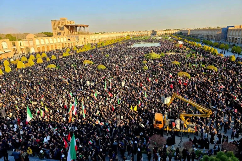 مظاهرات حاشدة في إيران بعد استشهاد قائد الثورة وتأييداً للقوات المسلحة