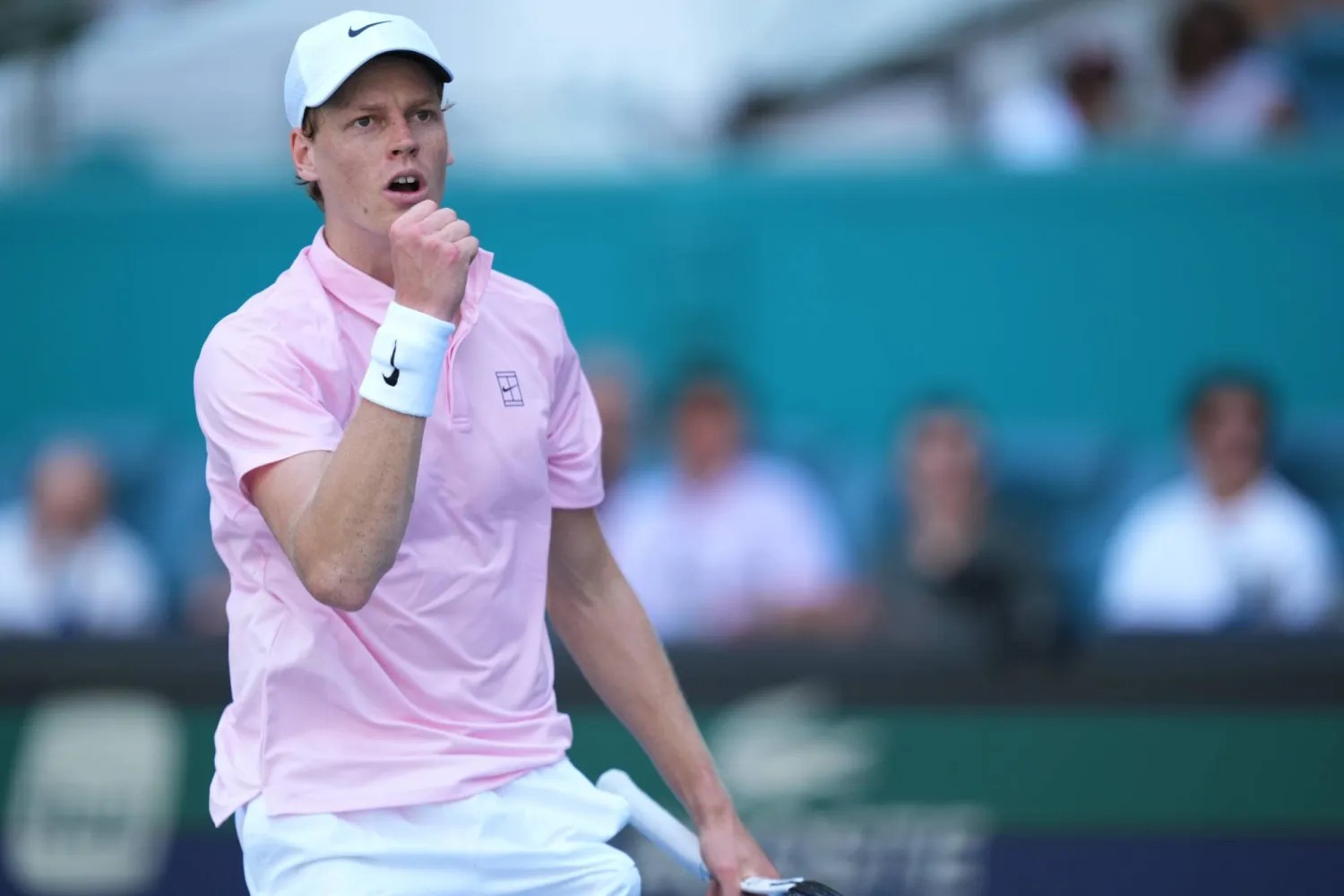 سينر يُقصي زفيريف ويلاقي ليهيتشكا في نهائي بطولة ميامي للتنس