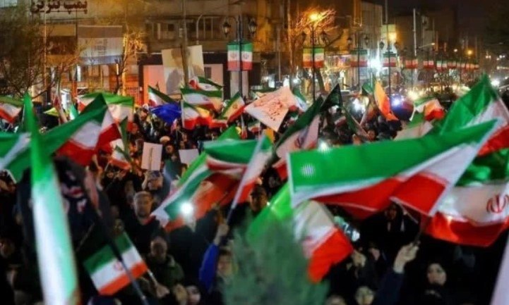 تظاهرات حاشدة في طهران دعماً للقوات المسلحة في مواجهة العدوان