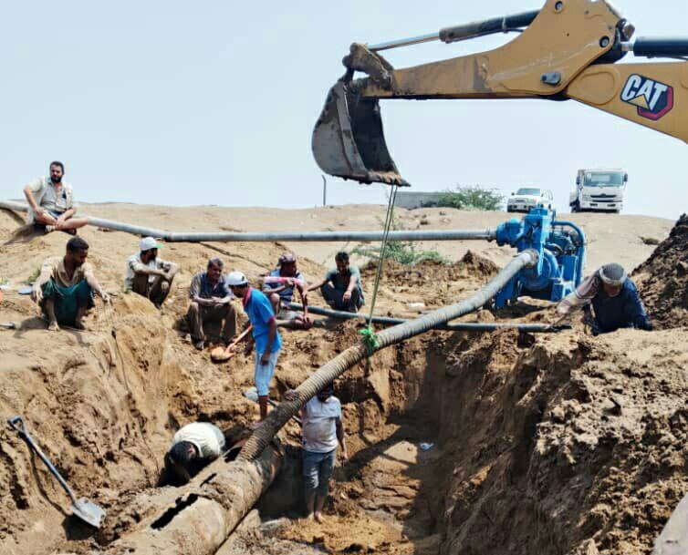 إصلاح الخط الرئيسي للصرف الصحي في منطقة البيضاء بالحديدة