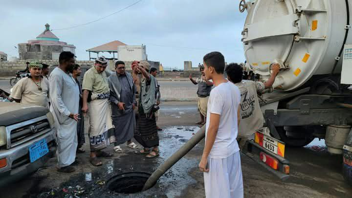 عطيفي يطلع على جهود معالجة طفح مياه الصرف الصحي في الحديدة