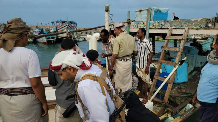 عطيفي يتفقد سير العمل بميناء الاصطياد السمكي في الحديدة