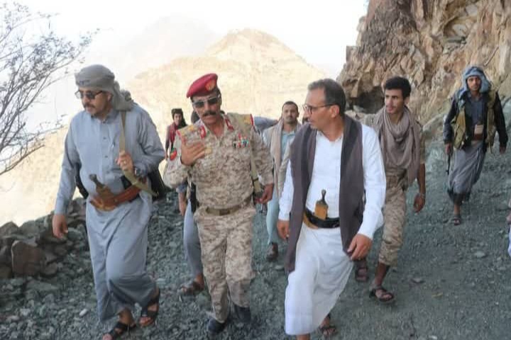 وكيل محافظة ذمار يزور المرابطين في جبهة الصليب بالضالع 