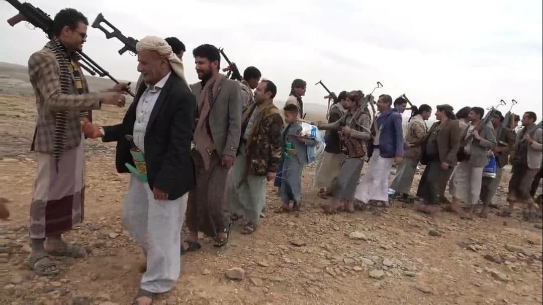 قيادات وقبائل محافظة صنعاء يعايدون المرابطين في الجبهات