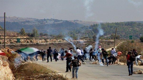 العدو الصهيوني يقتحم مناطق في الضفة الغربية ويصيب عدداً من الفلسطينيين