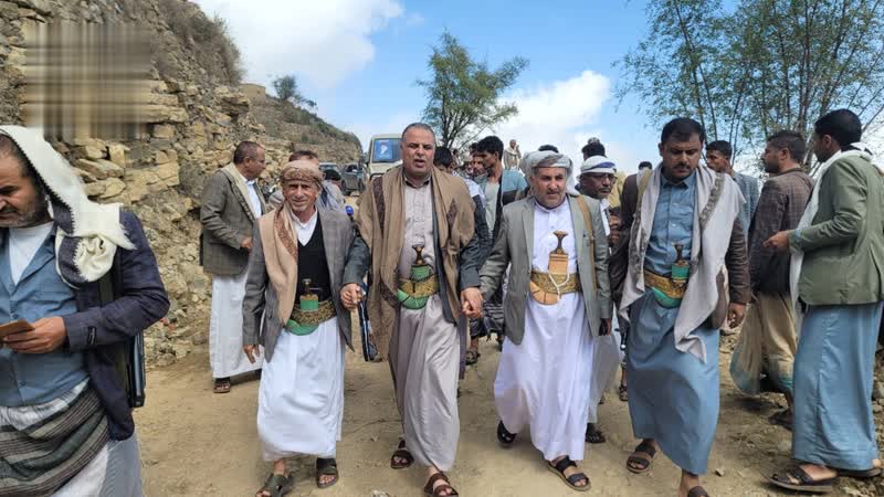 الصوفي يتفقد مشاريع الطرق بمبادرات مجتمعية في حجة