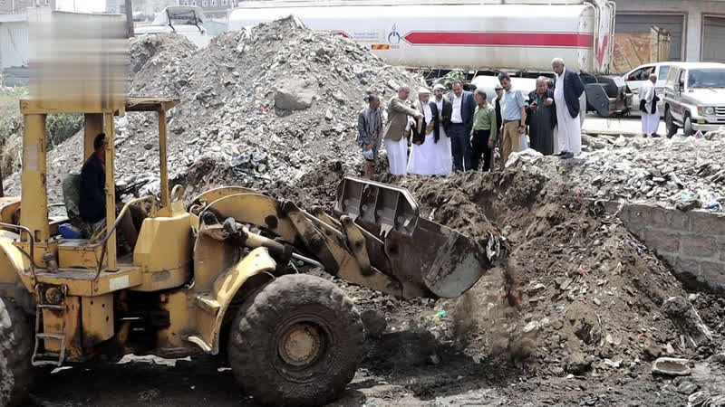 الاطلاع على أعمال تنظيف وتوسعة السوائل وفتح العبارات في إب