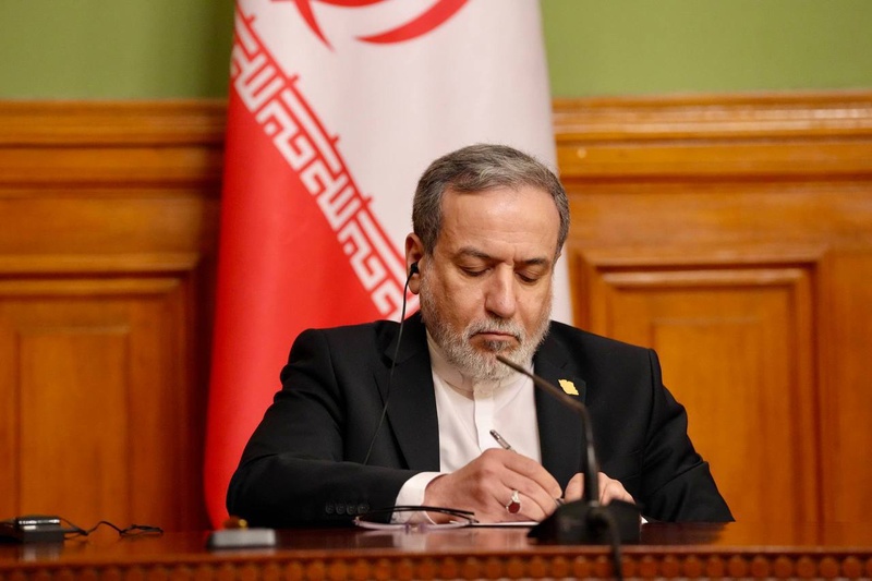 وزير الخارجية الإيراني: الجنود الأمريكيون يفرون إلى الفنادق ويستخدمون المدنيين دروعاً