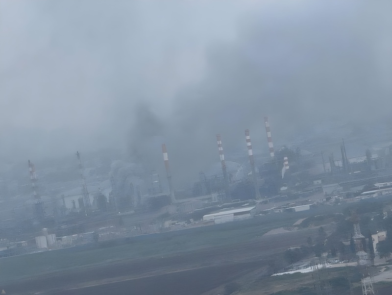 جيش العدو الصهيوني يقر بإصابة مصافي النفط في حيفا بصاروخ إيراني