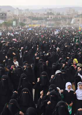 المرأة اليمنية في يوم الصمود.. حين تتحوّل المعاناة إلى قوة تصنع الحياة وتكسر المستحيل