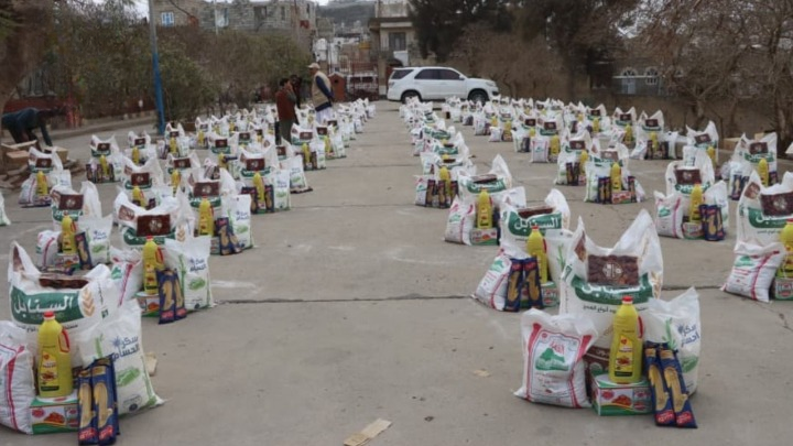 تدشين توزيع سلال غذائية للأسر الفقيرة في محافظة حجة