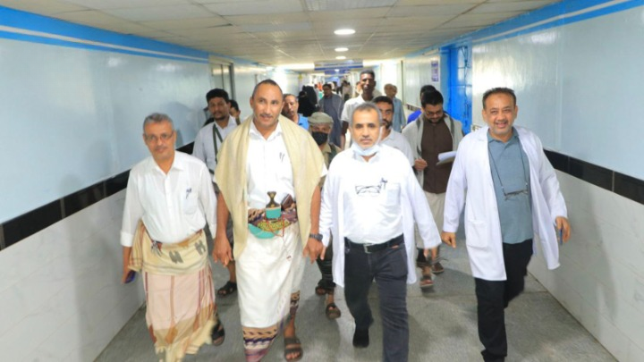 محافظ الحديدة يتفقد هيئة مستشفى الثورة العام ويطلع على احتياجاتها