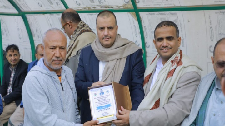 القائم بأعمال وزير الاقتصاد يكرم الفرق المشاركة في بطولة الشهيد الصماد