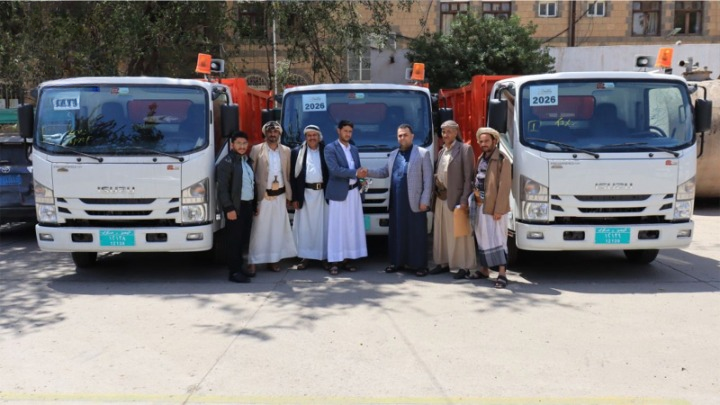 وزارة المالية تسلم آليات نظافة لعدد من المحافظات