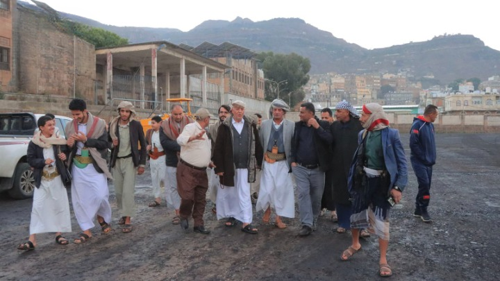 محافظ إب يتفقد سير العمل في مشروع تعشيب ملعب الكبسي