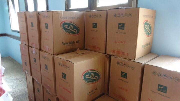 توزيع 500 سلة غذائية للأسر الفقيرة في مديرية بني الحارث بأمانة العاصمة