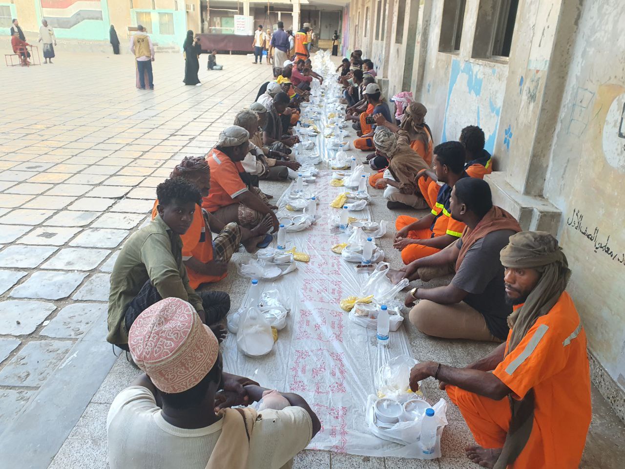 إفطار جماعي لعمال النظافة في الحديدة