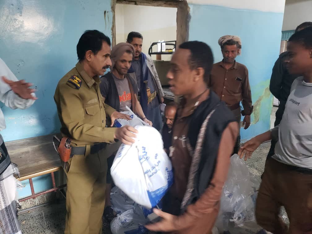 تدشين مشروع كسوة العيد لــ 56 نزيل بمركز الحجز الاحتياطي في إب