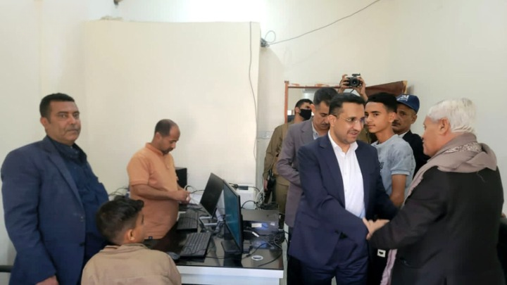 وزير الاتصالات يتفقد سير العمل في فرعي الاتصالات والبريد بتعز