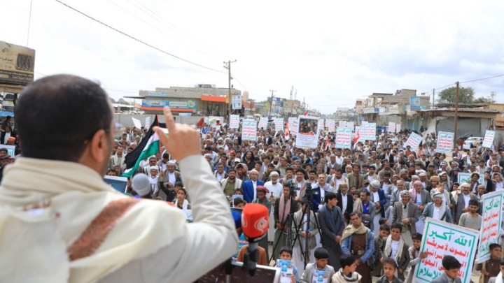 مسيرة حاشدة في مسرح جريمة حافلة طلاب ضحيان بصعدة إحياء ليوم الصمود الوطني