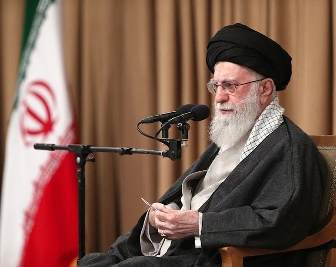 السيد علي الخامنئي.. قائد الثورة الإسلامية الذي تحدى الهيمنة والاستكبار العالمي