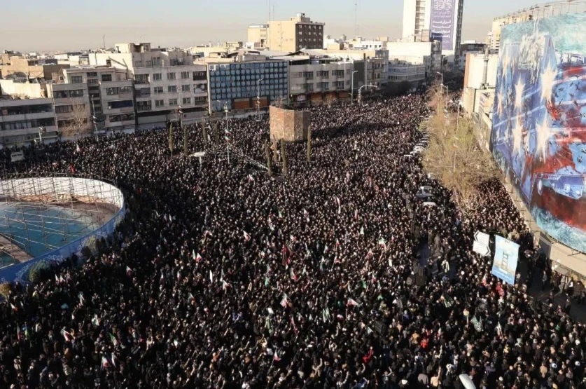 تظاهرات شعبية حاشدة في إيران حزناً على استشهاد السيد علي خامنئي