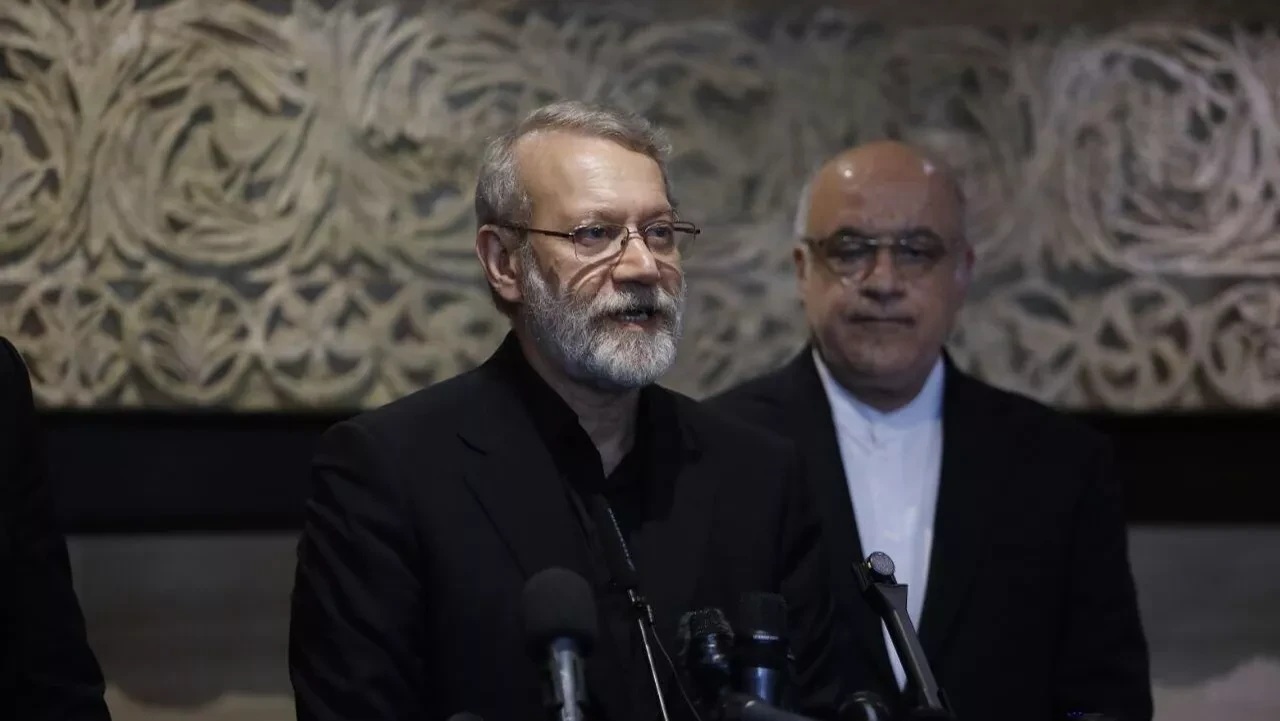 لاريجاني يتوعد أمريكا و”إسرائيل” بحرقها كما احترقت قلوبهم على السيد علي خامنئي